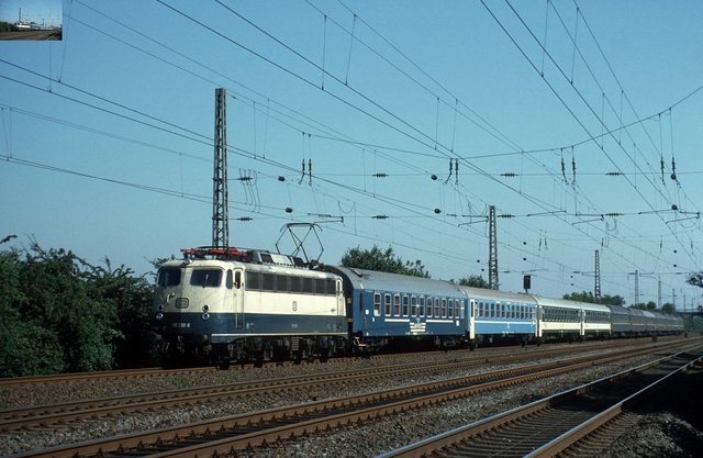 DB e-lok 110 330-8 mit dem zug D 241 Moskau - Warschau - Brüssel im bahnhof Angermund (28.06.1993).jpg