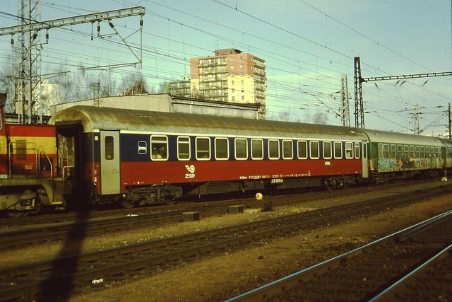 ZSR WLABmee 62 56 71-90 002-9 at the Cheb (Eger) station, CZ (02.02.2002).jpg