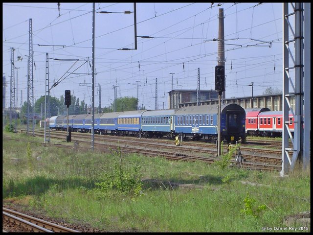Der zug D 345-30 «Kashtan» Berlin - Kiev im bahnhof Berlin-Lichtenberg (01.05.2004).jpg