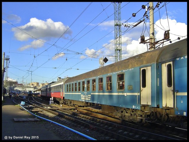 Der zug Moskau - Stettin im bahnhof Moskau Beloruskaja. Blick in die Vergangenheit (2004).jpg