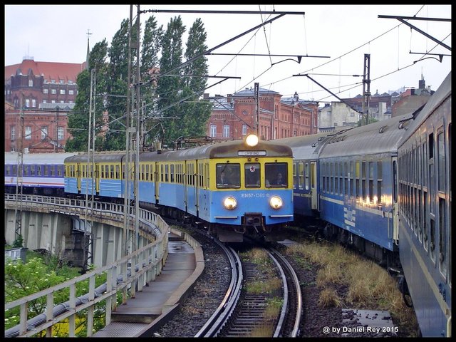 Der zug Moskau - Stettin einfahrt in Stettin, Polen. Blick in die Vergangenheit (2004).jpg