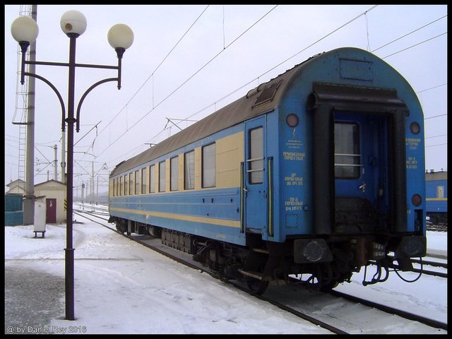 Kurswagen Berlin - Lviv (Lemberg, Ukraine), warten auf den Trägerzug nach Lviv in Kovel (29.01.2006).jpg