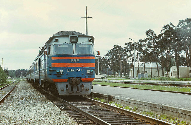 SZD DR1A-241 at the Pärnu station (17.06.1987).jpg