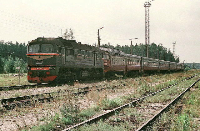 Тепловоз М62-1194 с дизель-поездом ДР1А-226 на станции Пярну-Товарная, Эстонская ССР (18.08.1989).jpg