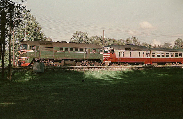 SZD M62-1194 + DR1A-226 at the Hagudi station (18.08.1989).jpg