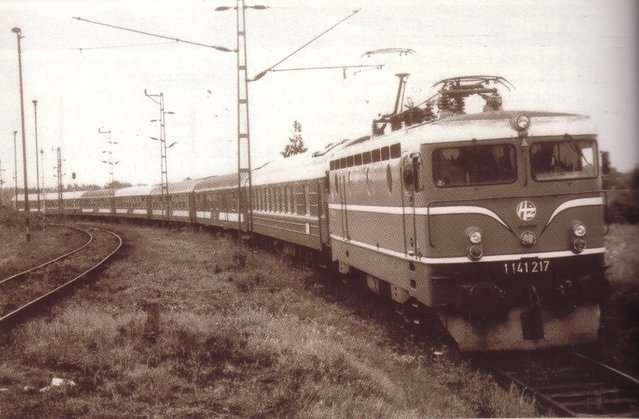 Evo ga iz sljedećeg VR-a kao IC Agram, sa restoranom (23.08.1993).jpg