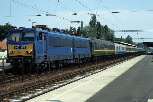 Copy of MAV V63-156 with IC 202-203 «Agram» Budapest - Zagreb (1990-s).jpg
