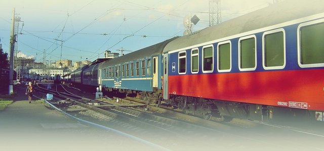 Schnellzug Moskau - Warschau - Berlin mit zwei PKP Schlafwagen nach Wrocław und Szczecin in der Weißrussische Bahnhof (16.06.2004).jpg
