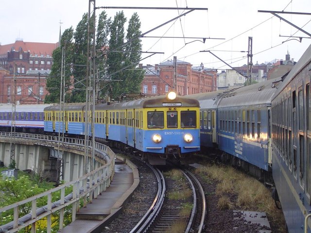 Blick aus dem schlafwagen Moskau - Szczecin in der Szczecin Hbf, Polen (18.06.2004).jpg