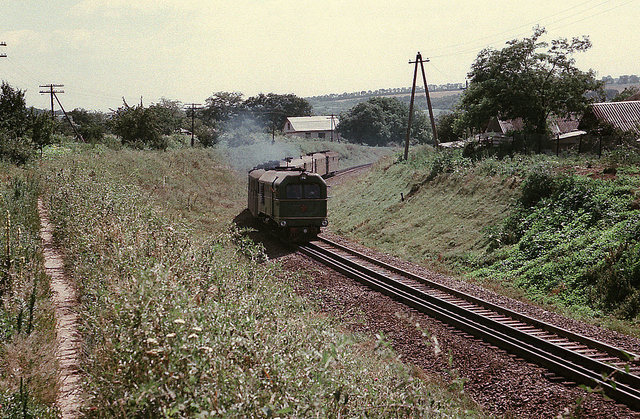 SZD TU2-178 with Podgorodnaja - Gayvoron passenger train at the Gayvoron station (23.07.1990).jpg