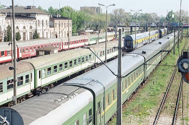 Na stacji Białystok, składy osobowe na torach stacyjnych, w głębi widoczny budynek dworcowy oraz kładka nad torami, 16.05.1997. Foto J. Szeliga.jpg