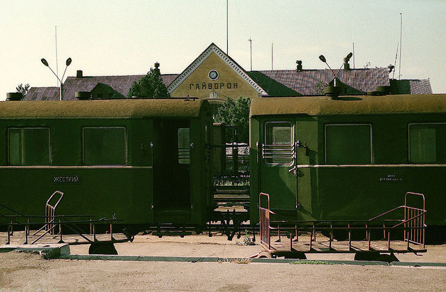 Passenger cars at the Gayvoron station (23.07.1990).jpg