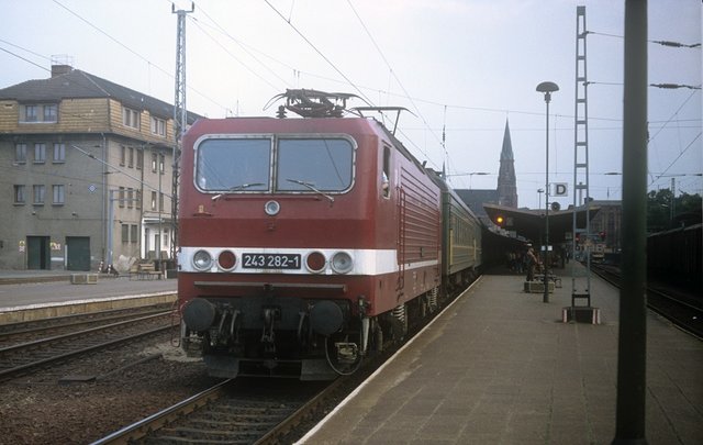 Электровоз DR 243 282-1 с поездом D 1197 Шверин - Брест - Москва на станции Шверин-Главный, Германия (31.07.1991).jpg