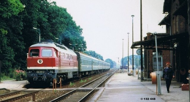 Im Sommer 1990 stand der D 1194 nach Magdeburg im Bahnhof Groß Kreutz.jpg