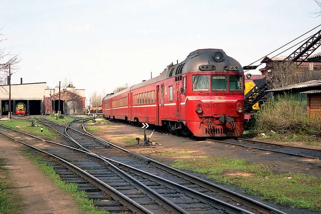D1-654 (EVR 3519-3520) at the Tartu depot (12.05.1997).jpg