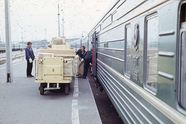 Baggage loading at the Leningrad Varshavsky railway station (Varshavsky railway station (06.1975).jpg