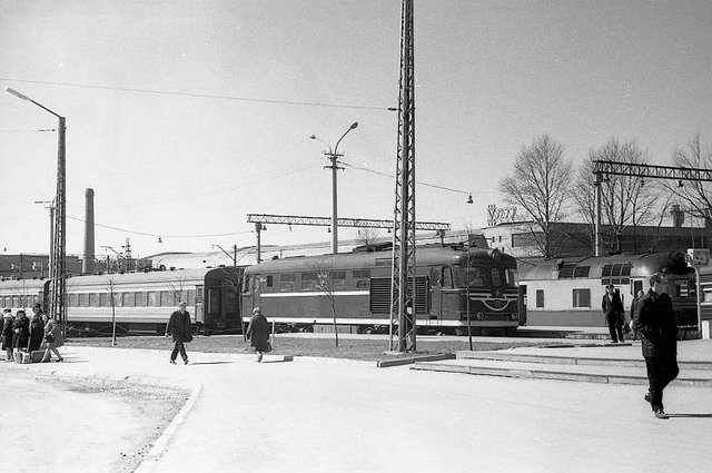 SZD TEP60 with passenger train at the Tallinn-Balti station (05.1970).jpg