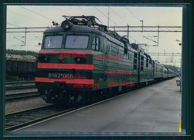 Ak Eisenbahn Railroad - SZD E Doppellokomotive Wl82M-066 in Vainikkala (1).jpg