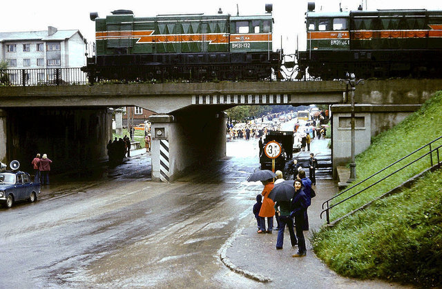 SZD VME1-132 + VME1-041 at the Tartu station (1978).JPG