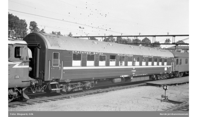 Sovjetisk sovevogn litra WLABm i tog på Ski stasjon. Ski stasjon (c) Bisgaard, Erik 1973.png