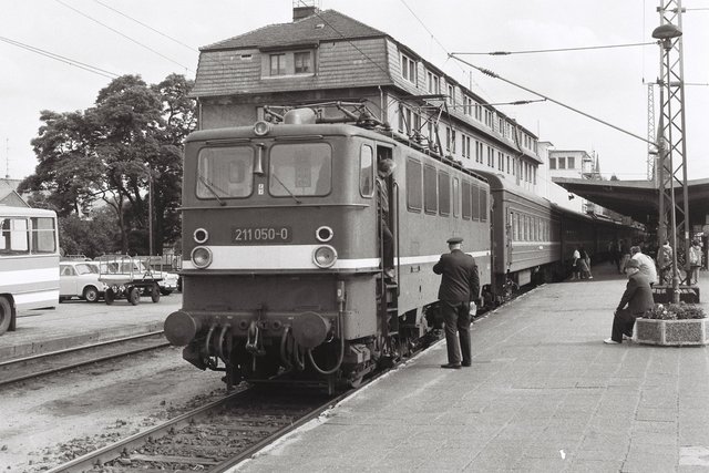 DR 211 050-0 hat einen Zug mit russischen Wagen am Haken.jpg