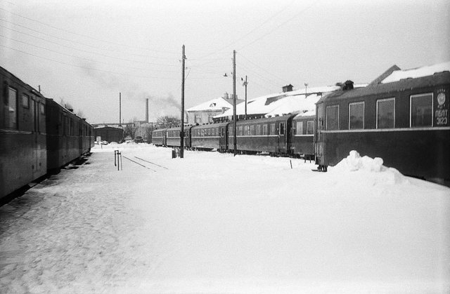 Pafawag passenger cars at the Tallinn-Väike (after closing) station (03.1971).jpg
