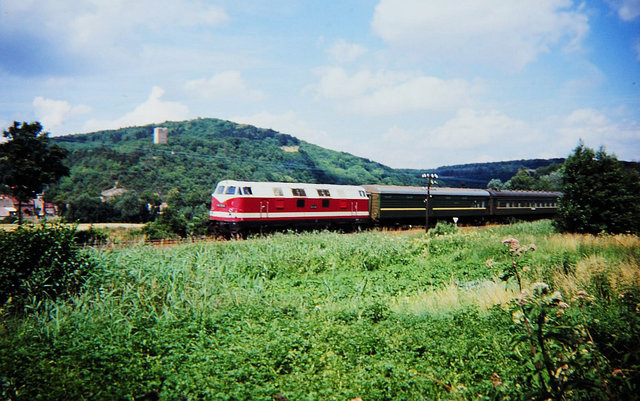 DR 118 723 mit D 1192 (Brest - Erfurt) unterhalb der Sachsenburg bei Heldrungen am 22.06.1991.jpg