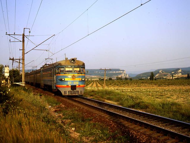 ER1-209 ist bei Tankowoje am 26 Juli 2000 auf der Krim unterwegs.jpg