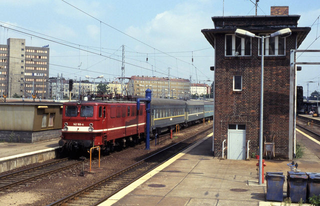 Am 6 august 1994 steht die 142 168-4 mit einem russisch & ukrainischen Schlafwagenzug am Bahnsteig in Berlin Lichtenberg.jpg