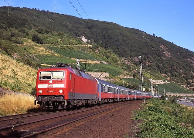 Im Jahr 2006 hat man die Fahrstrecke des nach Köln verkehrenden Schlaf und Liegewagenzug der RZD bis Frankfurt am Main verlängert.jpg