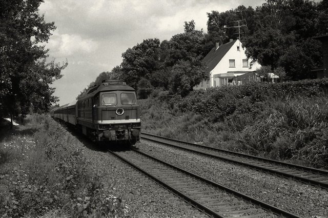 E 997 mit der Cottbuser 132 396-3 (2004 verschrottet) bei Neupetershain.jpg