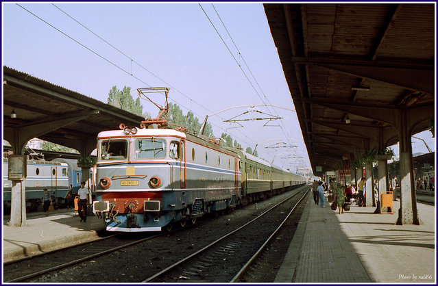 Die 40-0900-7 trifft mit einem Zug bestehend aus russischen Weitstreckenwagen aus Moskau oder Kiew in Bucuresti Nord ein (1993).jpg