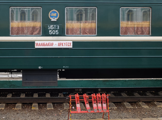 Ein Schlafwagen der Mongolischen Eisenbahn (MTZ) ist am 20.05.2016 in Irkutsk angekommen.jpg