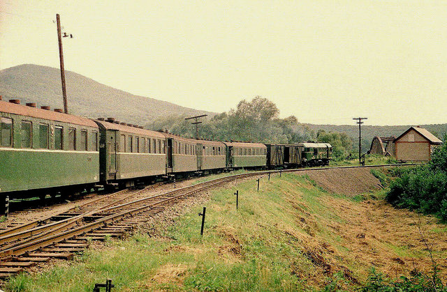 Hmelnik - Vinogradovo passenger train arriving at the Hmelnik station (21.06.1982).jpg