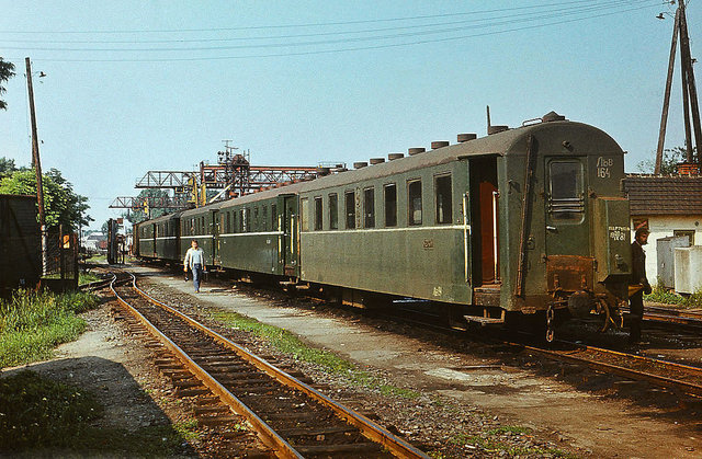 Pafawag passenger cars at the Beregovo station (21.06.1982).jpg