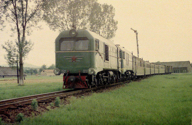 SZD TU2-020 & TU2-035 hauling passenger train at the Beregi (21.06.1982).jpg