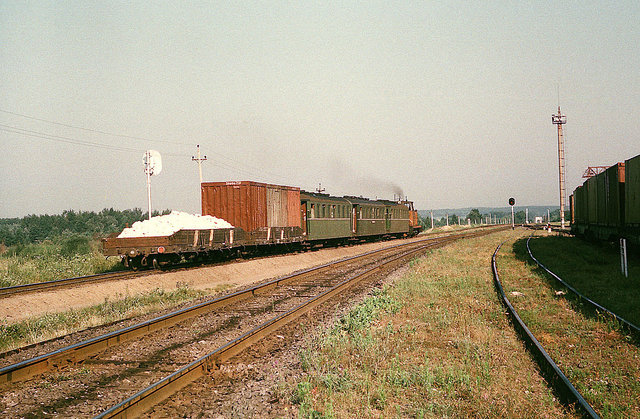 SZD TU7A hauling freight-passenger train at the Gayvoron (23.07.1990).jpg