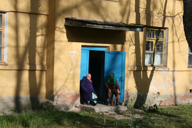ru_kaluga_reg_aleksin_socgorod_negritjanka_home_old_woman_08.jpg