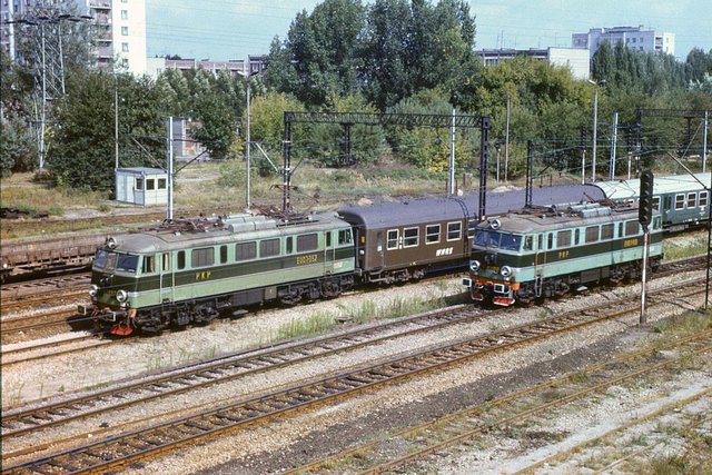 OST-WEST oczekuje na podstawienie się 1983.jpg