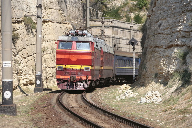 RZD ČS2T-1052 and more at the Crimea area (12.09.2014).jpg