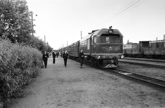 SZD TU2-217 with Tallinn - Pärnu passenger train at the Tallinn-Väike station (07.1964).jpg