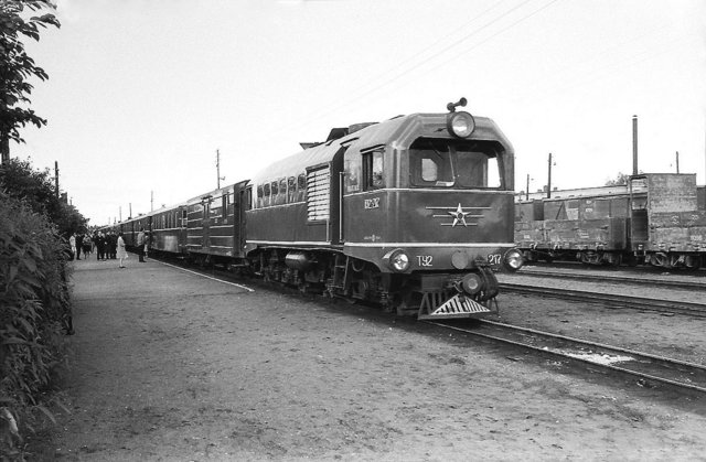 SZD TU2-217 with Tallinn - Parnu passenger train at the Tallinn-Väike station (07.1964).jpg