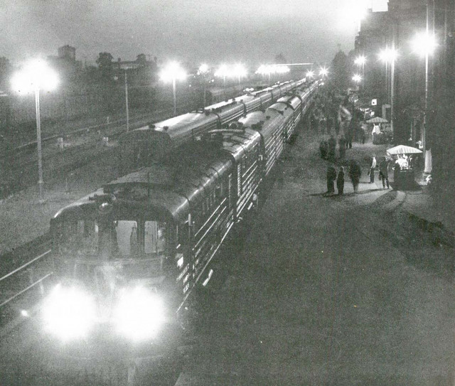 Тепловоз ТЭ7 с пассажирским поездом на станции Брест-Центральный, Брестская область, Белорусская ССР (фото сделано примерно в 1965-м году).jpg