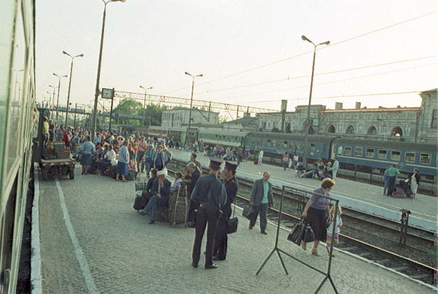 Neg.  5057_26 Pociąg międzynarodowy na stacji w Białymstoku.jpg