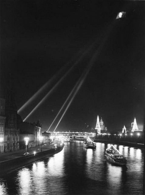 474925 Знамя Ленина над Московским Кремлем.jpg