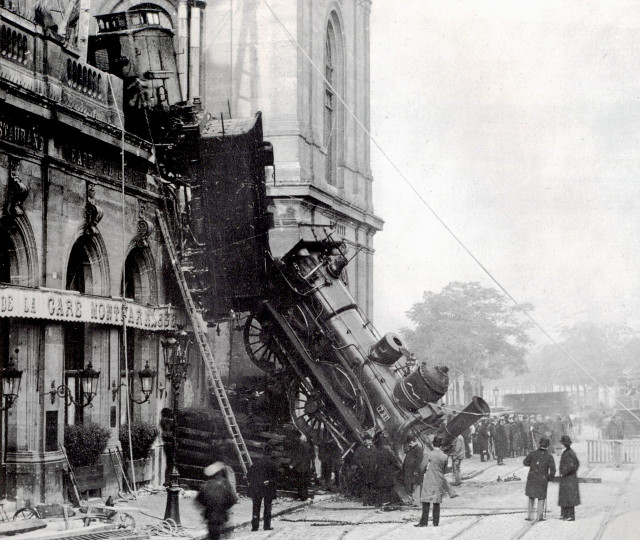 1280px-Train_wreck_at_Montparnasse_1895_2.jpg