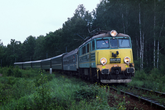 EU07-373 (CM Białystok) z ostatnim pociągiem 57_19000 z Petersburga zbliża się do Rembertowa (1).jpg