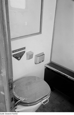 Fotothek_df_roe-neg_0006234_017_Ansicht_einer_Toilette_in_einem_Schlafwagen.jpg