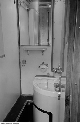 Fotothek_df_roe-neg_0006234_015_Ansicht_des_Waschraums_in_einem_Schlafwagen.jpg