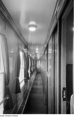 Fotothek_df_roe-neg_0006234_013_Innenansicht_des_Gangs_in_einem_Schlafwagen.jpg